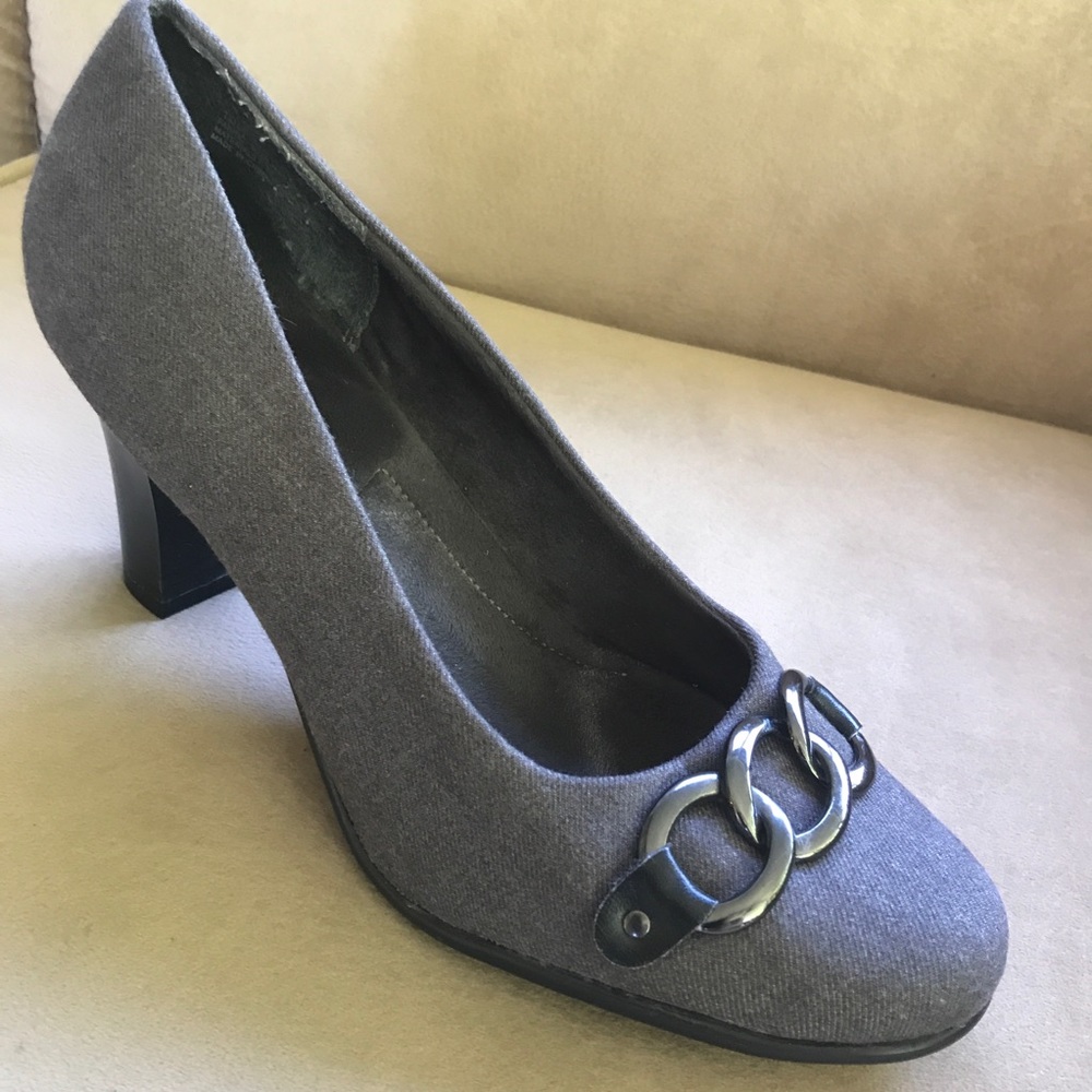 Aerosoles SZ 10M Grey Fabric Heel Shoe w/Links EUC